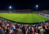 Il Vicenza calcio saluta subito la Coppa Italia: il Catania in crisi economica ma “incassa” la qualificazione ai rigori Lr Vicenza calcio allo stadio Romeo Menti in notturna (elaborazione AI per ViPiu.it)