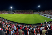 Il Vicenza calcio saluta subito la Coppa Italia: il Catania in crisi economica ma “incassa” la qualificazione ai rigori Lr Vicenza calcio allo stadio Romeo Menti in notturna (elaborazione AI per ViPiu.it)