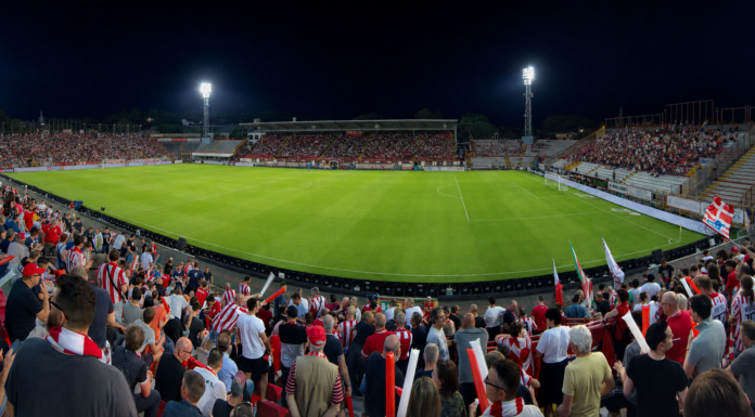 Il Vicenza calcio saluta subito la Coppa Italia: il Catania in crisi economica ma “incassa” la qualificazione ai rigori Lr Vicenza calcio allo stadio Romeo Menti in notturna (elaborazione AI per ViPiu.it)