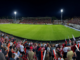 Il Vicenza calcio saluta subito la Coppa Italia: il Catania in crisi economica ma “incassa” la qualificazione ai rigori Lr Vicenza calcio allo stadio Romeo Menti in notturna (elaborazione AI per ViPiu.it)