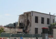 Vicenza, possibile amianto nel cantiere TAV di viale Verona: area sotto sequestro, i dubbi e i timori della popolazione Vicenza, possibile amianto nel cantiere TAV di viale Verona, edificio in abbattimento accanto al cavalcaferrovia Ferreto di Ferreti (foto di Francesco Di Bella per ViPiu.it)
