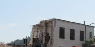 Vicenza, possibile amianto nel cantiere TAV di viale Verona: area sotto sequestro, i dubbi e i timori della popolazione Vicenza, possibile amianto nel cantiere TAV di viale Verona, edificio in abbattimento accanto al cavalcaferrovia Ferreto di Ferreti (foto di Francesco Di Bella per ViPiu.it)