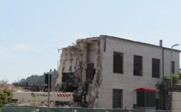 Amianto nei cantieri Tav di Vicenza, Rucco (FdI) interroga il sindaco: “Era stato individuato prima delle demolizioni?” Vicenza, possibile amianto nel cantiere TAV di viale Verona, edificio in abbattimento accanto al cavalcaferrovia Ferreto di Ferreti (foto di Francesco Di Bella per ViPiu.it)