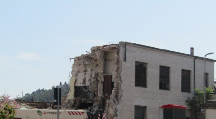 Amianto nel cantiere Tav a Vicenza, ordinata la messa in sicurezza. Nel mirino anche un’area di via Montecchi Vicenza, possibile amianto nel cantiere TAV di viale Verona, edificio in abbattimento accanto al cavalcaferrovia Ferreto di Ferreti (foto di Francesco Di Bella per ViPiu.it)