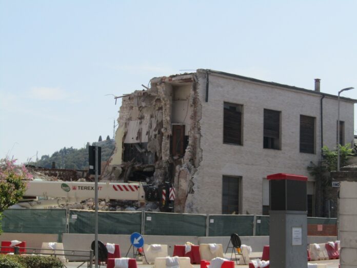 Vicenza, possibile amianto nel cantiere TAV di viale Verona, edificio in abbattimento accanto al cavalcaferrovia Ferreto di Ferreti (foto di Francesco Di Bella per ViPiu.it) Vicenza, possibile amianto nel cantiere TAV di viale Verona, edificio in abbattimento accanto al cavalcaferrovia Ferreto di Ferreti (foto di Francesco Di Bella per ViPiu.it)
