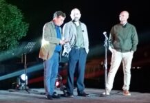 Roberto Saviano sabato 1° agosto al Sacrario di Asiago, migliaia di persone per il monologo contro la guerra, in onda a settembre su La7 Roberto Saviano ieri sera al piazzale del Sacrario militare di Asiago, sul colle del Leiten, con David Parenzo e Alessandro De Angelis (La7)