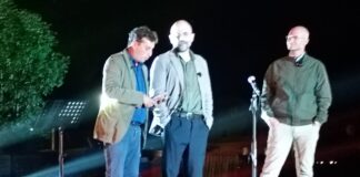 Roberto Saviano sabato 1° agosto al Sacrario di Asiago, migliaia di persone per il monologo contro la guerra, in onda a settembre su La7 Roberto Saviano ieri sera al piazzale del Sacrario militare di Asiago, sul colle del Leiten, con David Parenzo e Alessandro De Angelis (La7)