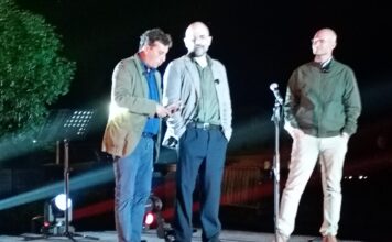 Roberto Saviano sabato 1° agosto al Sacrario di Asiago, migliaia di persone per il monologo contro la guerra, in onda a settembre su La7 Roberto Saviano ieri sera al piazzale del Sacrario militare di Asiago, sul colle del Leiten, con David Parenzo e Alessandro De Angelis (La7)