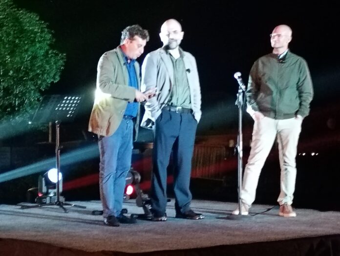 Roberto Saviano ieri sera al piazzale del Sacrario militare di Asiago, sul colle del Leiten, con David Parenzo e Alessandro De Angelis (La7) Roberto Saviano ieri sera al piazzale del Sacrario militare di Asiago, sul colle del Leiten, con David Parenzo e Alessandro De Angelis (La7)