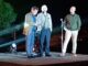 Roberto Saviano sabato 1° agosto al Sacrario di Asiago, migliaia di persone per il monologo contro la guerra, in onda a settembre su La7 Roberto Saviano ieri sera al piazzale del Sacrario militare di Asiago, sul colle del Leiten, con David Parenzo e Alessandro De Angelis (La7)
