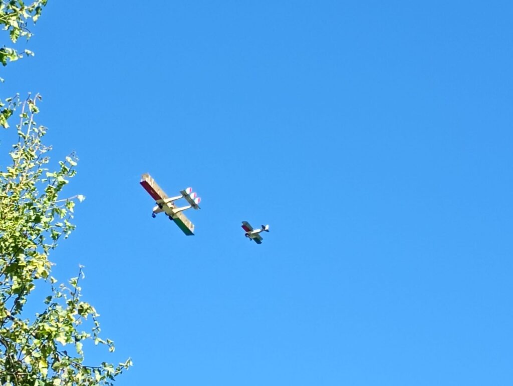 Biplani in volo decollati dall'aeroporto Romeo Sartori di Asiago in occasione dell'Asiago Flight Festival
