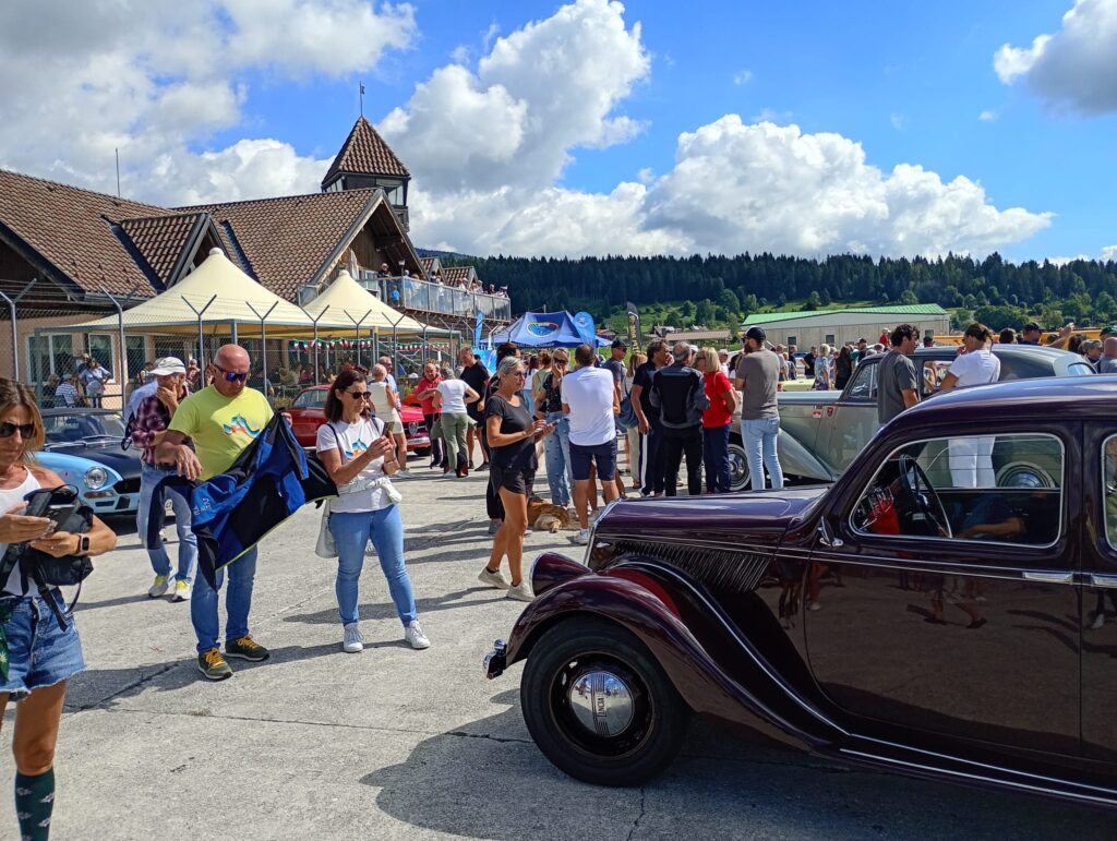 Una vettura d'epoca in mostra all'Aeroporto di Asiago