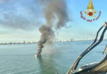 Yacht in fiamme affonda al largo di Jesolo: 10 persone salvate, decisivo l’intervento di un’altra barca