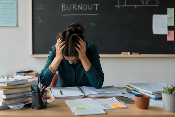 Burnout degli insegnanti e stress al rientro a scuola Burnout degli insegnanti durante il lavoro a scuola