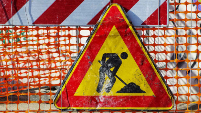 Strada delle Caperse chiusa per lavori Strada delle Caperse chiusa, segnale di lavori