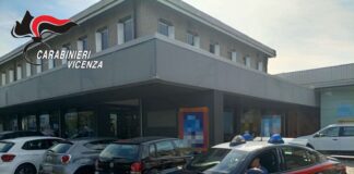 Tentata rapina di… “cioccolato”: arrestato 32enne a Vicenza dopo colluttazione con la security di un supermercato carabinieri vicenza rapina impropria supermercato