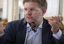 Autistici/Inventati, Rifondazione attacca Fidanza e contesta le sanzioni degli Stati Uniti Autistici Inventati, Carlo Fidanza durante un intervento pubblico