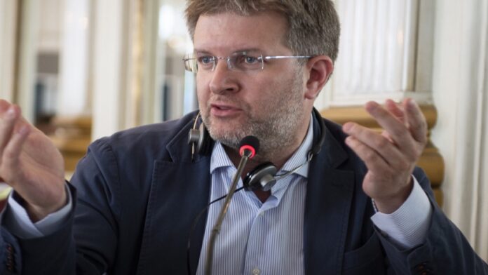 Carlo Fidanza interviene a un convegno Autistici Inventati, Carlo Fidanza durante un intervento pubblico