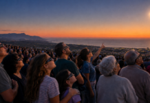 Eclissi di Sole, l’umanità ritrovata negli sguardi rivolti insieme verso il cielo Eclissi di Sole osservata insieme al tramonto