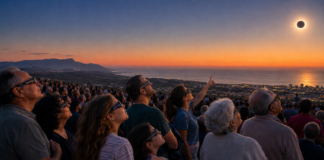 Eclissi di Sole, l’umanità ritrovata negli sguardi rivolti insieme verso il cielo Eclissi di Sole osservata insieme al tramonto