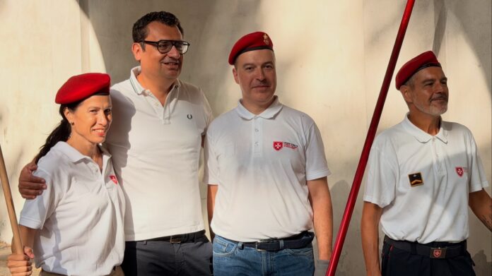Rucco con i volontari alla pulizia dei portici di Monte Berico Pulizia dei portici di Monte Berico con Rucco e i volontari