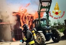 Incendio a Camisano Vicentino: distrutte 200 rotoballe. Vigili del fuoco salvano abitazione incendio rotoballe camisano vicentino