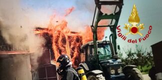 Incendio a Camisano Vicentino: distrutte 200 rotoballe. Vigili del fuoco salvano abitazione incendio rotoballe camisano vicentino