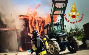Incendio a Camisano Vicentino: distrutte 200 rotoballe. Vigili del fuoco salvano abitazione incendio rotoballe camisano vicentino