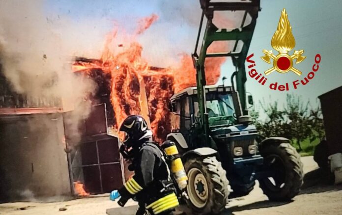 incendio rotoballe camisano vicentino incendio rotoballe camisano vicentino