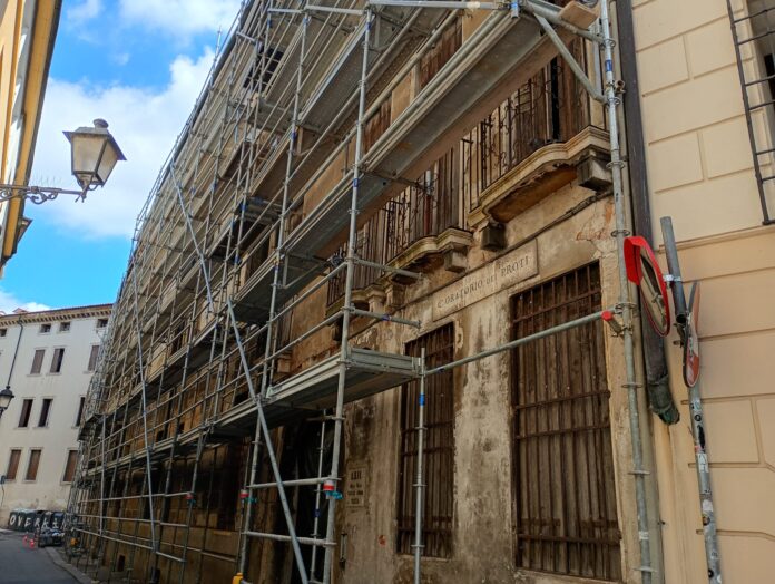 Palazzo Sale Serbelloni con i ponteggi a Vicenza Palazzo Sale Serbelloni in ristrutturazione a Vicenza