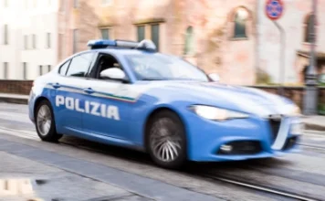 Tre rapine in meno di un’ora a Padova, cinque arresti: il plauso di Stefani alla Polizia Rapine a Padova, auto della Polizia di Stato