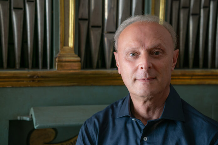 Roberto Padoin al Festival Concertistico di San Ulderico Concerto di Roberto Padoin davanti a un organo storico