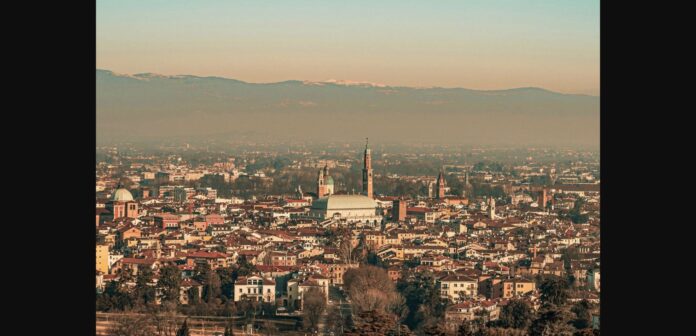 Panorama del territorio vicentino con le montagne Veduta panoramica del territorio vicentino con le montagne sullo sfondo