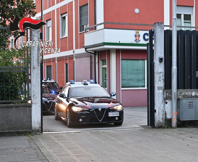 Carabinieri del Radiomobile di Schio Lite tra vicini a Schio, intervento dei Carabinieri