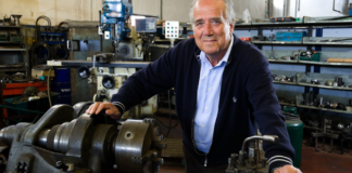 Bassano Diesel festeggia 80 anni: tre generazioni tra officina e camion connessi Bassano Diesel 80 anni, Giampaolo Michielon in officina