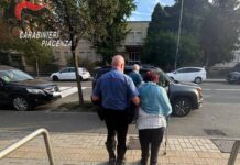 A 74 anni si innamora online di cantante rock ma è una truffa: bloccata mentre stava per fargli un bonifico di 8.500 euro