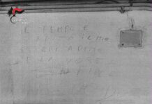 A Napoli arrestato 44enne per maltrattamenti all’ex moglie, sul muro aveva scritto: “Il tempo è scaduto vi uccido”