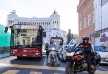A Roma autobus sempre più ‘ostaggi’ delle auto, nel centro storico viaggiano anche a 1 km l’ora: lo studio