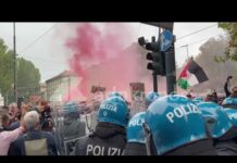 A Torino cori e fumogeni al presidio contro Vannacci: “Vattene”