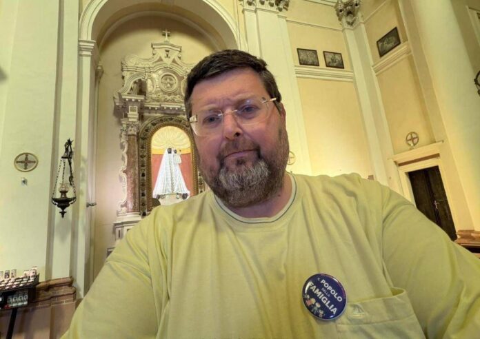 Adinolfi arrestato: “Mi portano in carcere perché scrivo su Facebook”