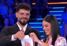 Affari Tuoi, primo gender reveal durante la puntata: Ylenia aspetta un maschietto