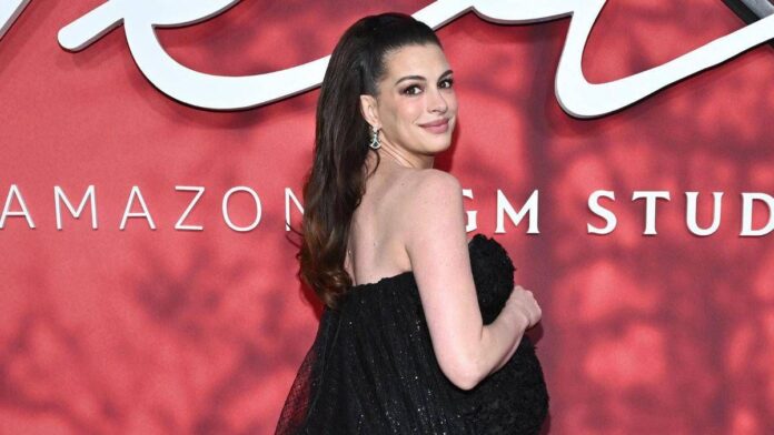 Anne Hathaway torna con ‘Verity’: “Oggi si può scegliere la propria verità, è inquietante”