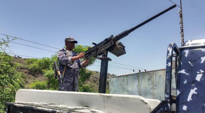 Attacco Houthi in Arabia Saudita, 13 civili feriti. Pentagono smentisce Trump su carenza munizioni