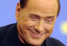 Berlusconi ‘Il principe azzurro’, l’idea di un maxi show in stile Broadway: “Vorrei fare un musical sulla mia vita”