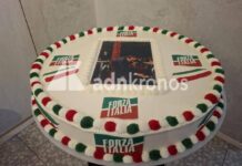 Berlusconi, una maxi torta per i 90 anni: dolce da 10 chili con foto del Cav che ‘pulisce’ la sedia di Travaglio da Santoro