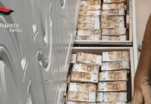 Blitz anticamorra a Napoli, nascosti nel muro Rolex e banconote per più di 3 milioni di euro: la scoperta