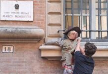 Bologna, manichino di Valditara alle finestre del liceo Minghetti: “Nemico degli studenti”