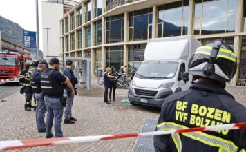 Bolzano, bambina di 5 anni travolta e uccisa da un furgone: la tragedia davanti al centro commerciale