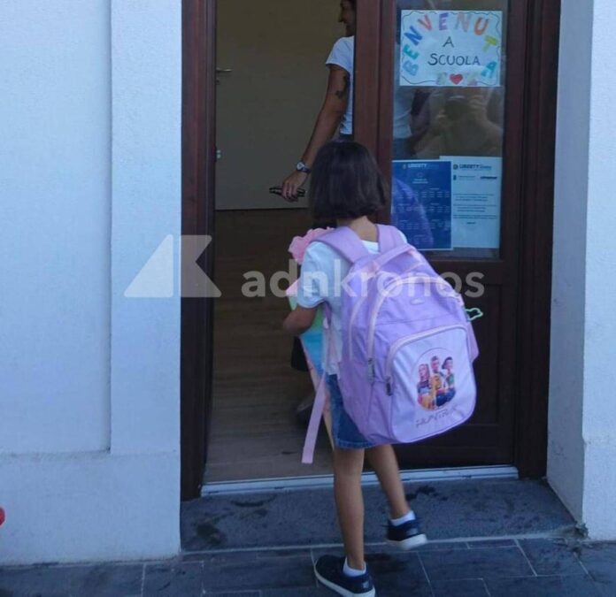Campanella solitaria per la piccola Aysha, l’alunna che non può copiare: a scuola c’è solo lei
