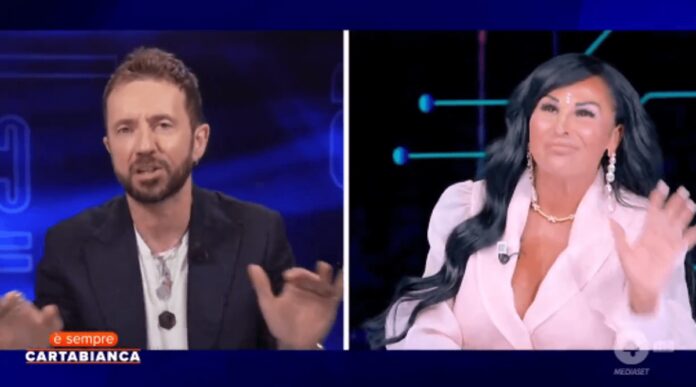 Caos a ‘È sempre Cartabianca’, botta e risposta tra Andrea Scanzi e Rita De Crescenzo – il video